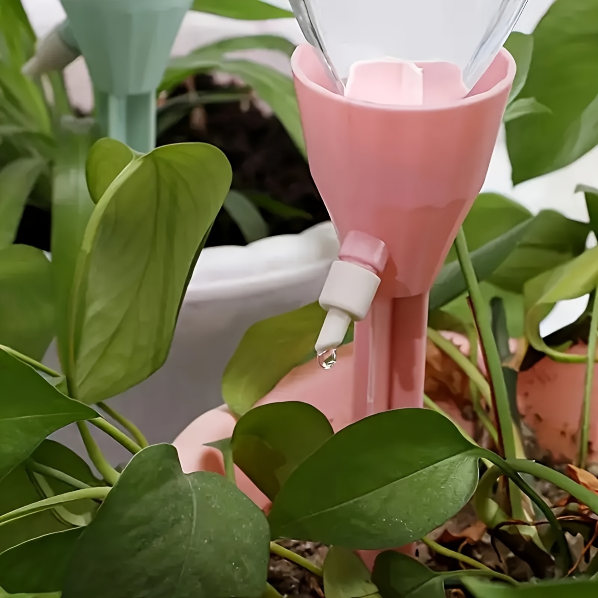 20個入り 自動植物点滴灌漑キット 水流調整可能 バッテリー - Self Watering Insert のレビューと価格
